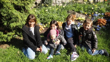 la tribu devant les fleurs de la citadelle