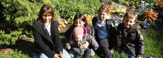 la tribu devant les fleurs de la citadelle