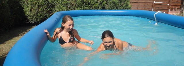 Alice et Maud dans leur piscine