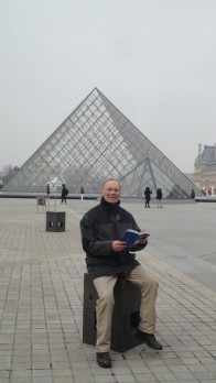 devant la pyramide du Louvre