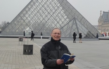 devant la pyramide du Louvre